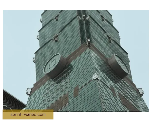 31岁美国男子徒手攀爬台北101大楼 91分钟登顶过程惊心动魄_460fq511